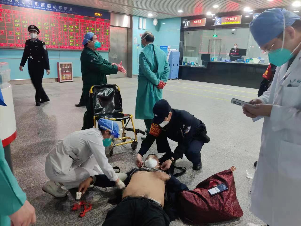 暖心！旅客突然晕倒，深铁警方紧急救助 