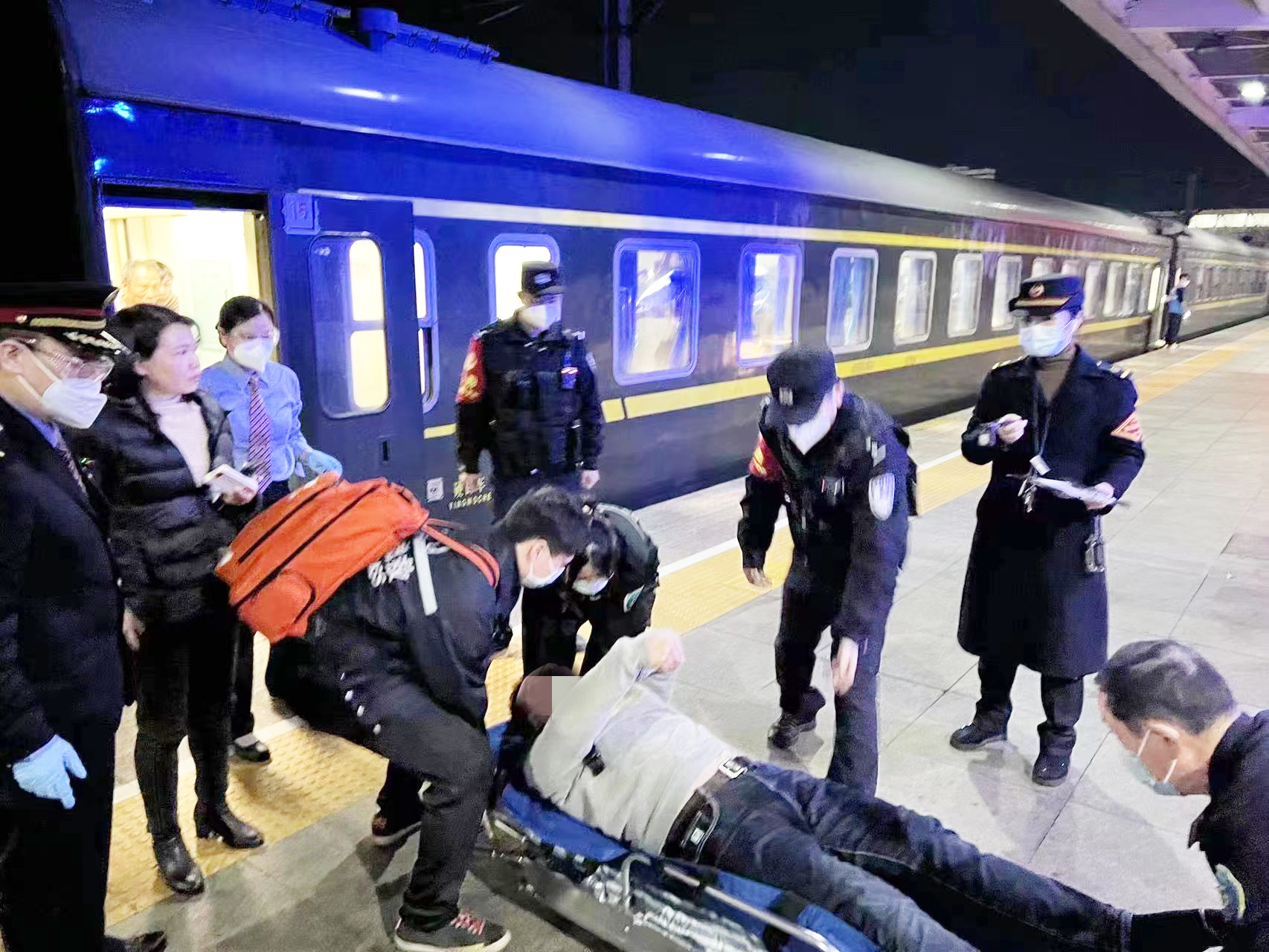 列车上旅客突发疾病 深铁乘警及时救助 