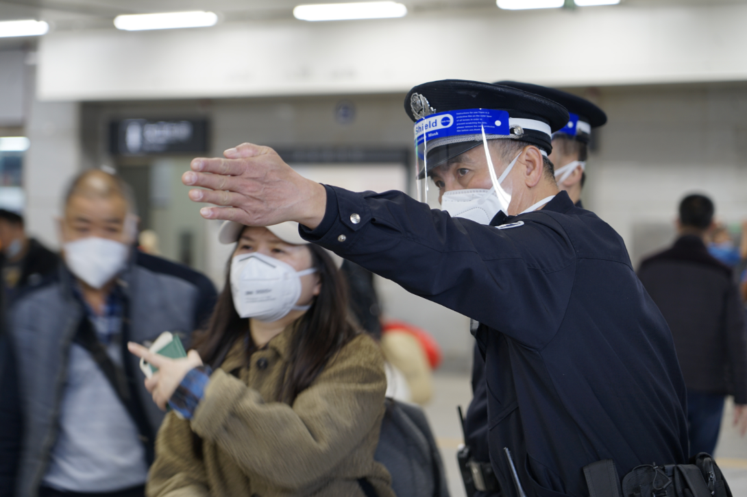 深圳铁警护航百万旅客春运平安出行 