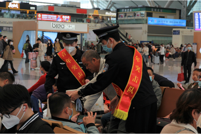 书写新时代“雷锋日记” 守护旅客平安出行 