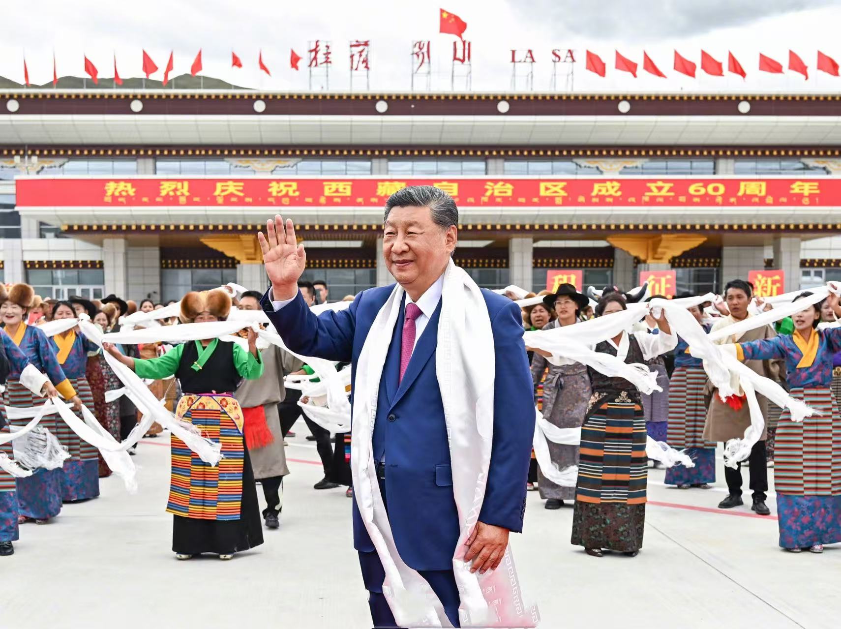习近平率中央代表团抵达拉萨出席西藏自治区成立60周年庆祝活动