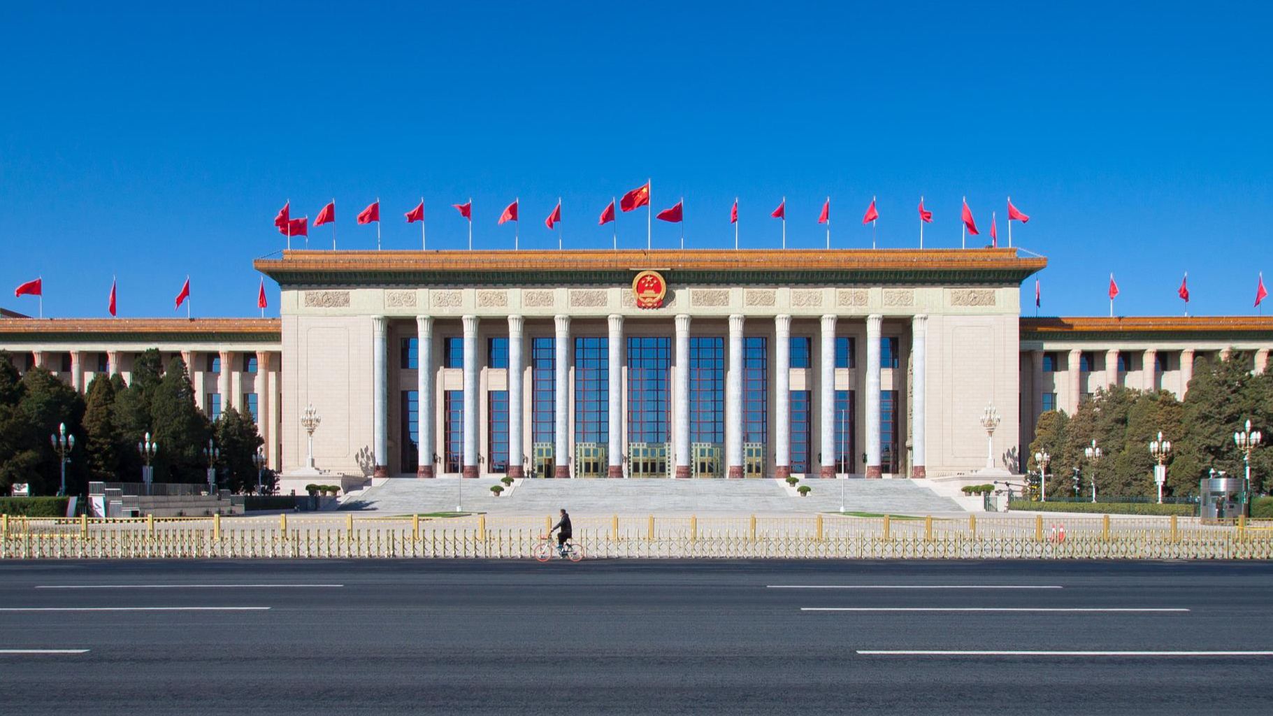 坚决纠正党报党刊“无用论”“过时论”！党员干部应自觉读党报 